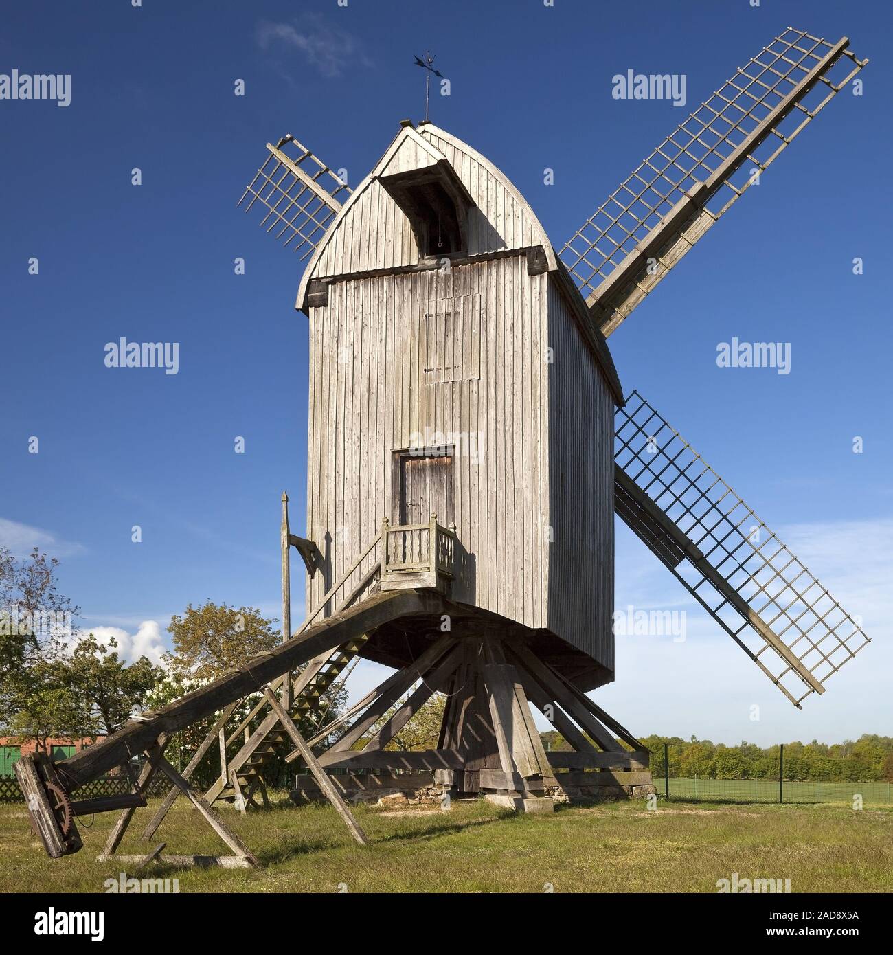 Bockwindmuehle Neuenknick, Petershagen, East Westfalia, Renania settentrionale-Vestfalia, Germania, Europa Foto Stock