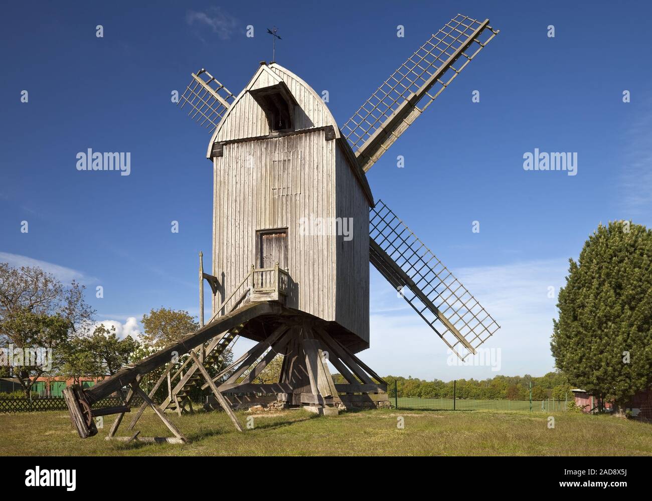 Bockwindmuehle Neuenknick, Petershagen, East Westfalia, Renania settentrionale-Vestfalia, Germania, Europa Foto Stock