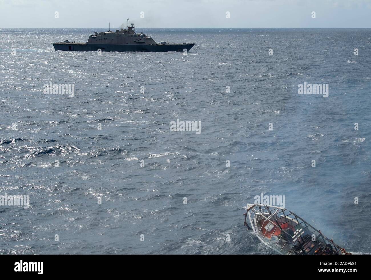 191123-N-DW182-1212 OCEANO ATLANTICO (nov. 23, 2019) La libertà-class Littoral Combat Ship USS Detroit (LCS 7) affonda un recipiente come un pericolo per la di navigazione. Durante questa distribuzione di Stati Uniti Comando Sud e l'area di responsabilità, USS Detroit, con elicottero imbarcato e USCG legge distacco, sarà giunto di supporto interagenzie Task Force sud dalla missione, che include il contro-farmaco pattuglie e la rilevazione e il monitoraggio del traffico illecito nei Caraibi e nel Pacifico orientale. (U.S. Foto di Marina di Massa lo specialista di comunicazione 2a classe Devin Bowser/rilasciato) Foto Stock