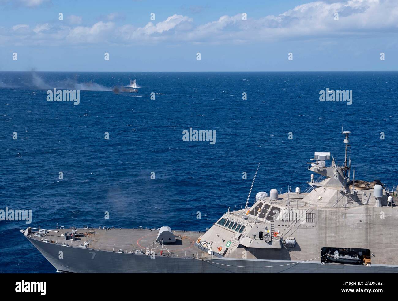 191123-N-DW182-1983 OCEANO ATLANTICO (nov. 23, 2019) La libertà-class Littoral Combat Ship USS Detroit (LCS 7) affonda un recipiente come un pericolo per la navigazione. Durante questa distribuzione di Stati Uniti Comando Sud e l'area di responsabilità, USS Detroit, con elicottero imbarcato e USCG legge distacco, sarà giunto di supporto interagenzie Task Force sud dalla missione, che include il contro-farmaco pattuglie e la rilevazione e il monitoraggio del traffico illecito nei Caraibi e nel Pacifico orientale. (U.S. Foto di Marina di Massa lo specialista di comunicazione 2a classe Devin Bowser/rilasciato) Foto Stock