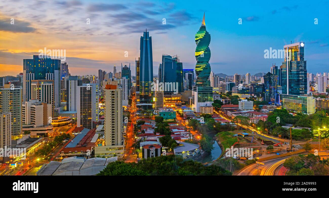 La colorata skyline panoramico della città di Panama al tramonto con elevato aumento di grattacieli, Panama America centrale. Foto Stock