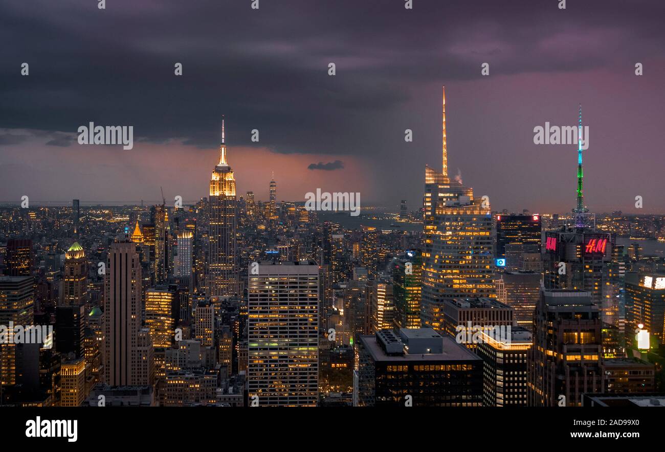 Skyline di New York come visto dal Rockefeller Center (nella parte superiore della roccia), NYC Foto Stock