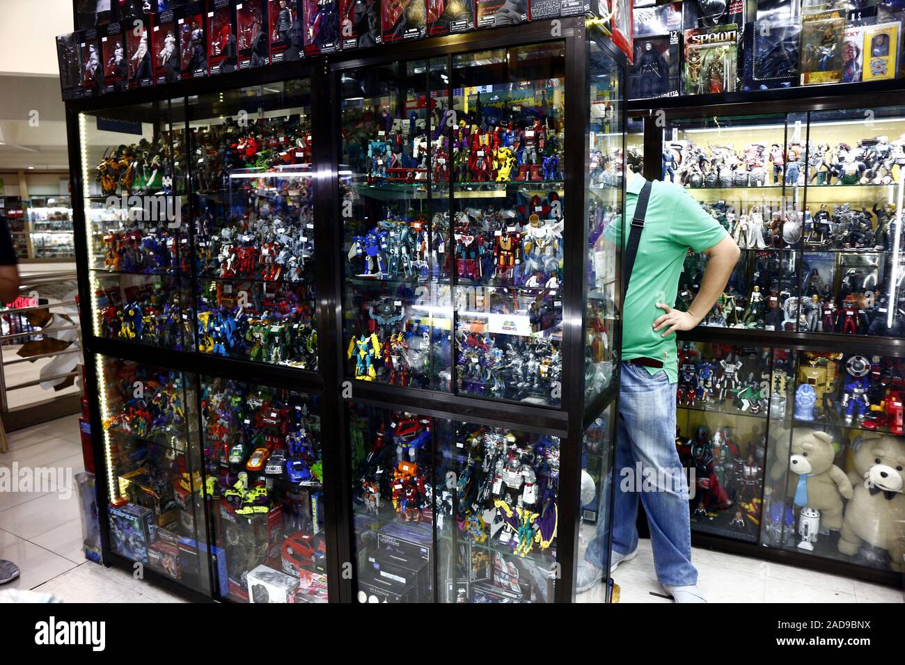 San Juan City, Filippine - 1 Dicembre 2019: ampia varietà di oggetti collezionabili action figure e altri giocattoli in un negozio di giocattoli in un popolare shoppin commerciale Foto Stock