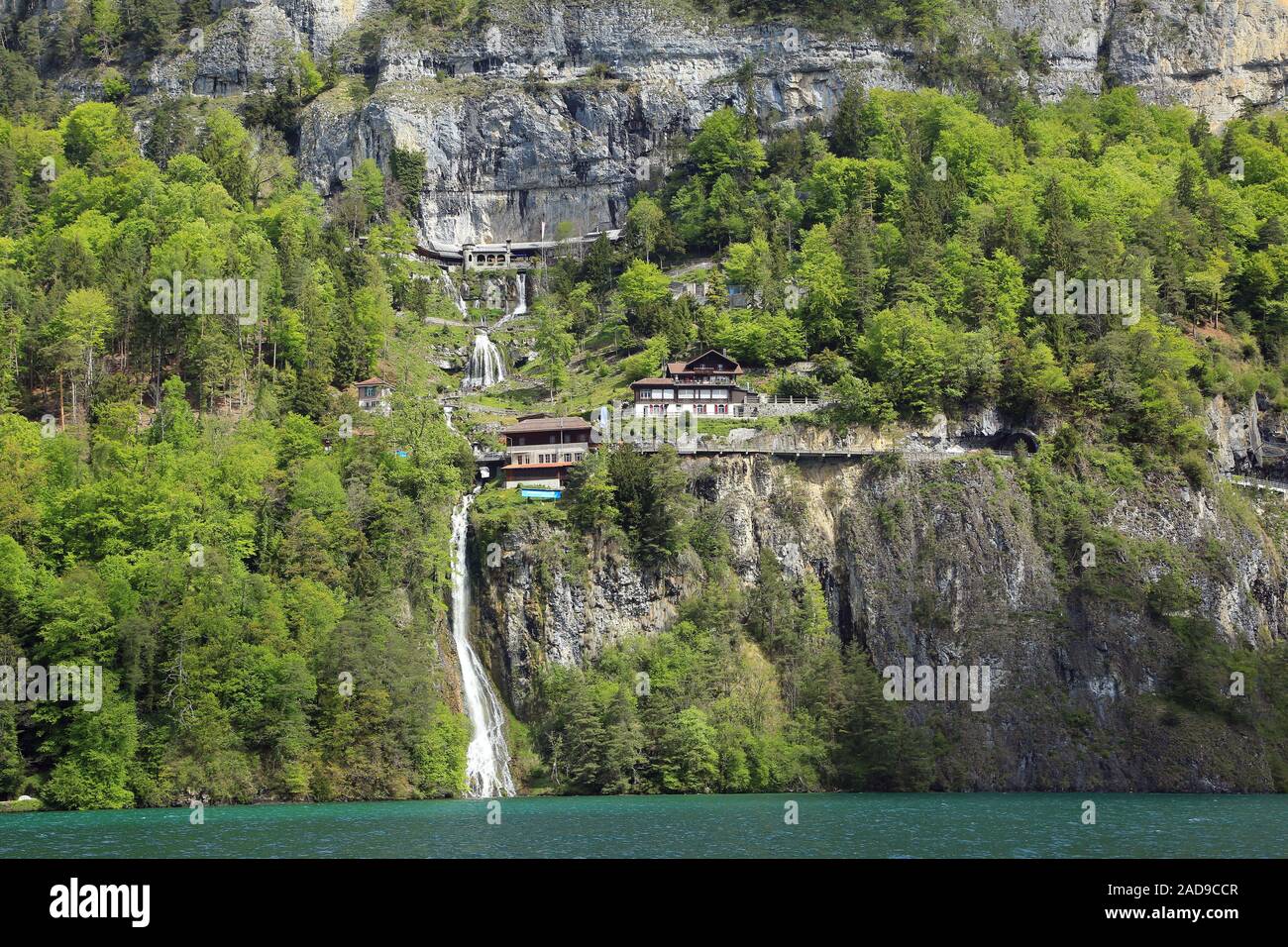 Grotte di San Beatus e lake road sulla riva rocce vicino Beatenberg sul Lago di Thun, Svizzera Foto Stock