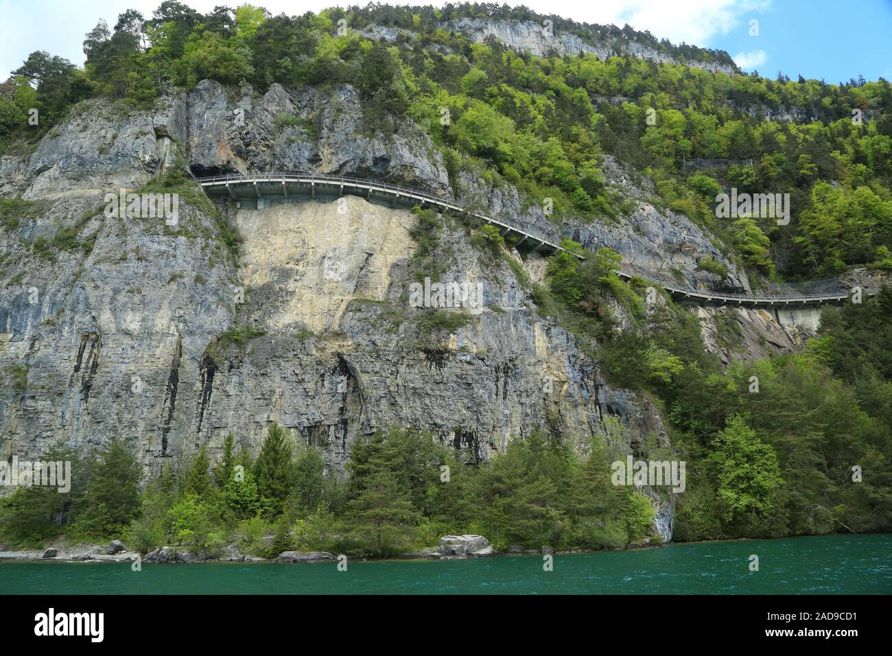 Fermata Seestraße sulla riva rocce vicino Beatenberg sul Lago di Thun, Svizzera Foto Stock