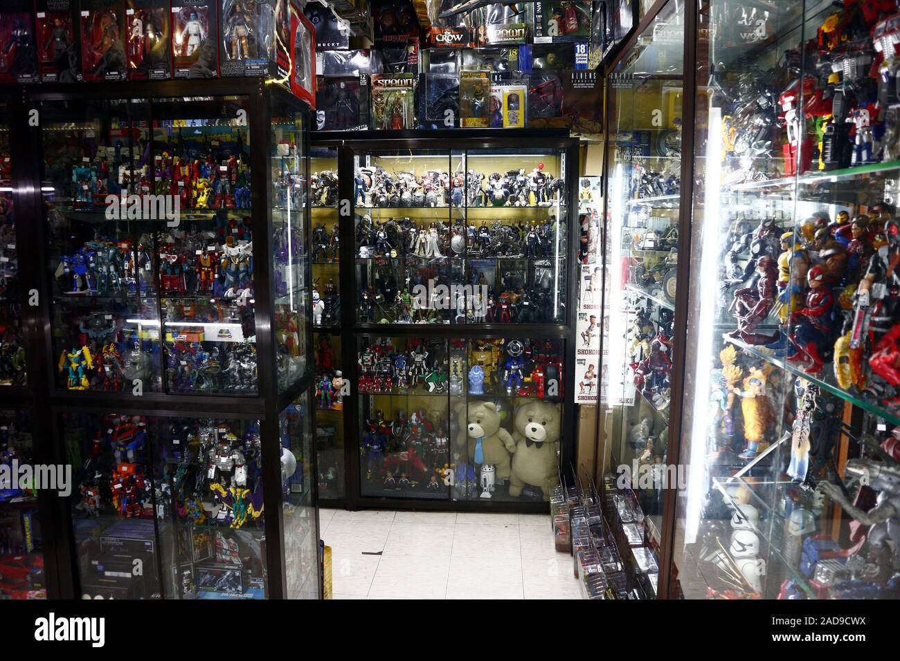 San Juan City, Filippine - 1 Dicembre 2019: ampia varietà di oggetti collezionabili action figure e altri giocattoli in un negozio di giocattoli in un popolare shoppin commerciale Foto Stock