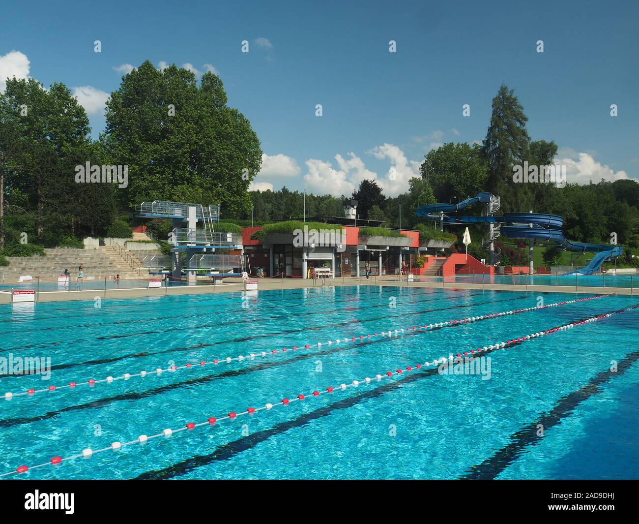 Comunale piscina all'aperto con scivolo Foto Stock
