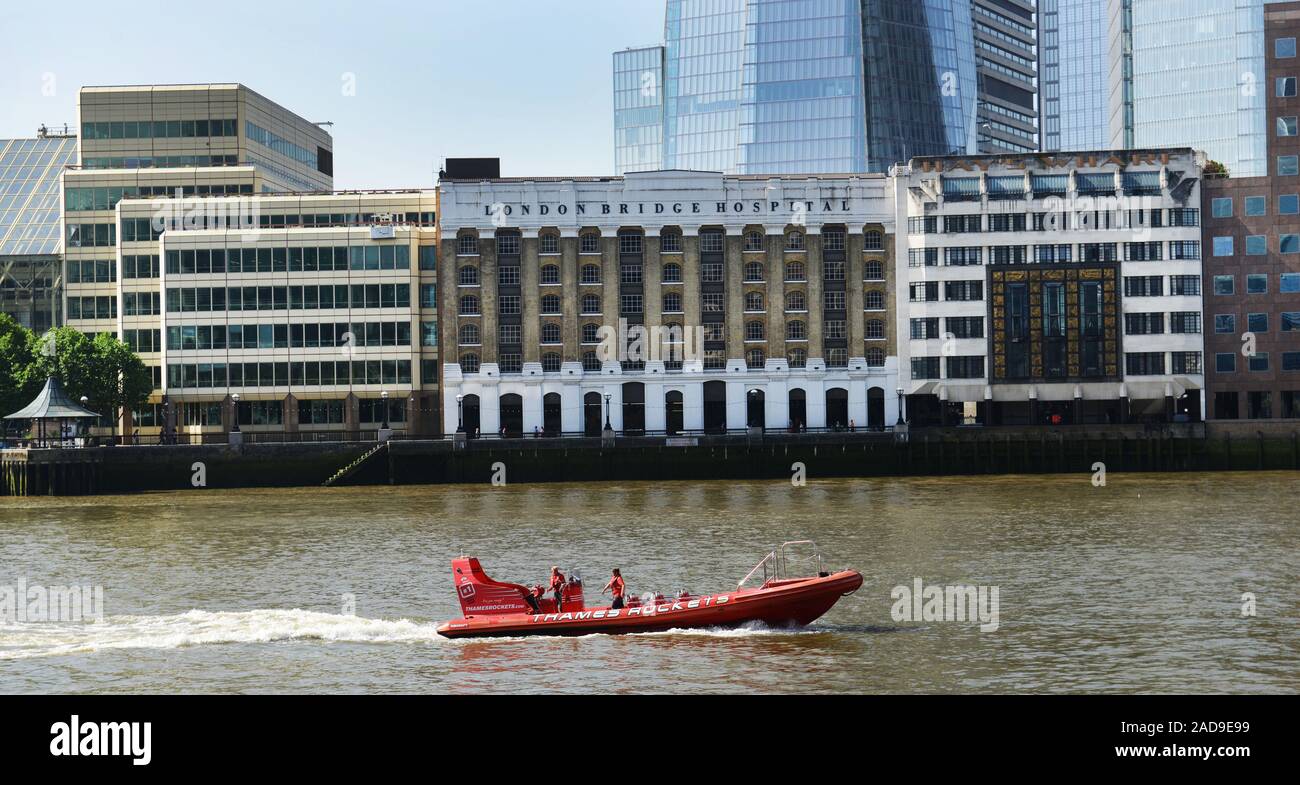 Il Ponte di Londra Ospedale con la costruzione di Shard dietro di esso. Foto Stock