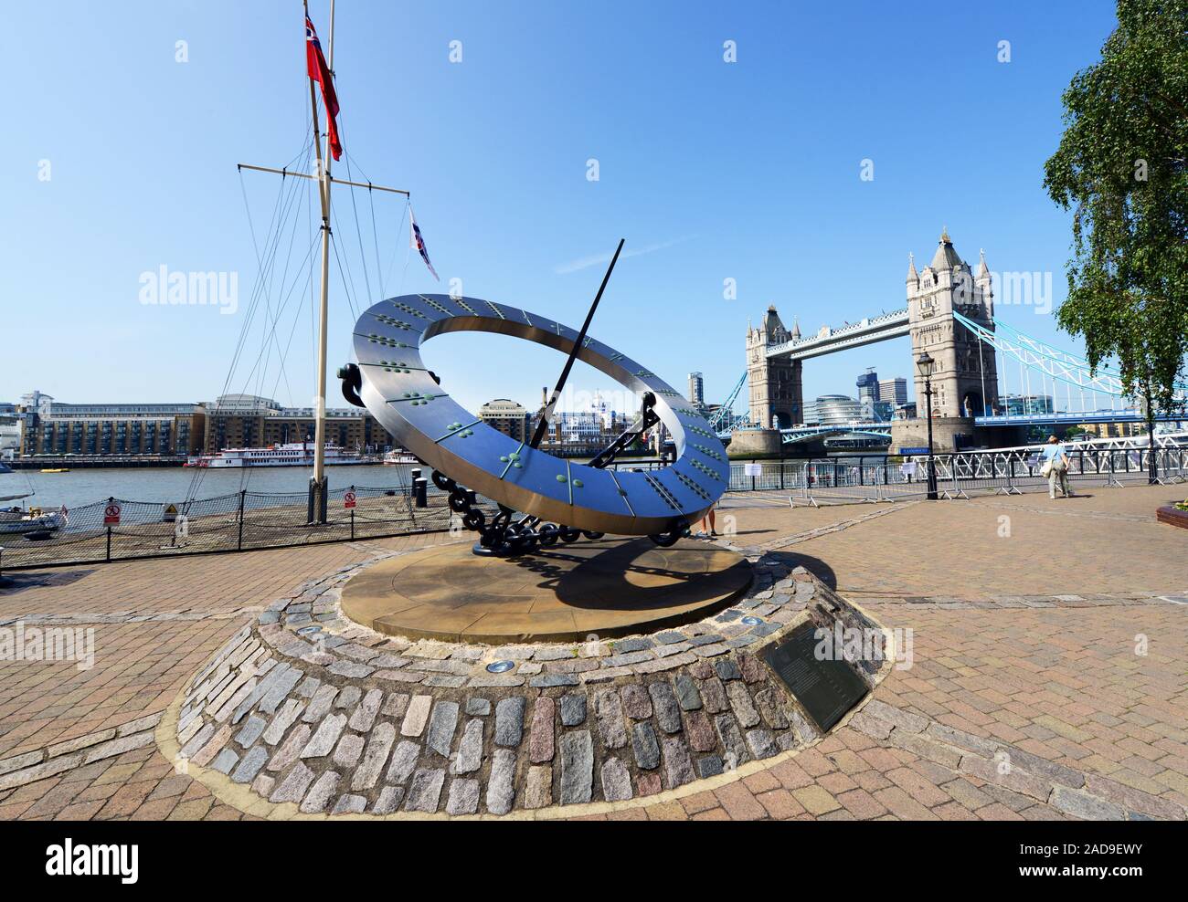 L'orologio solare e il Tower Bridge dietro di esso. Foto Stock