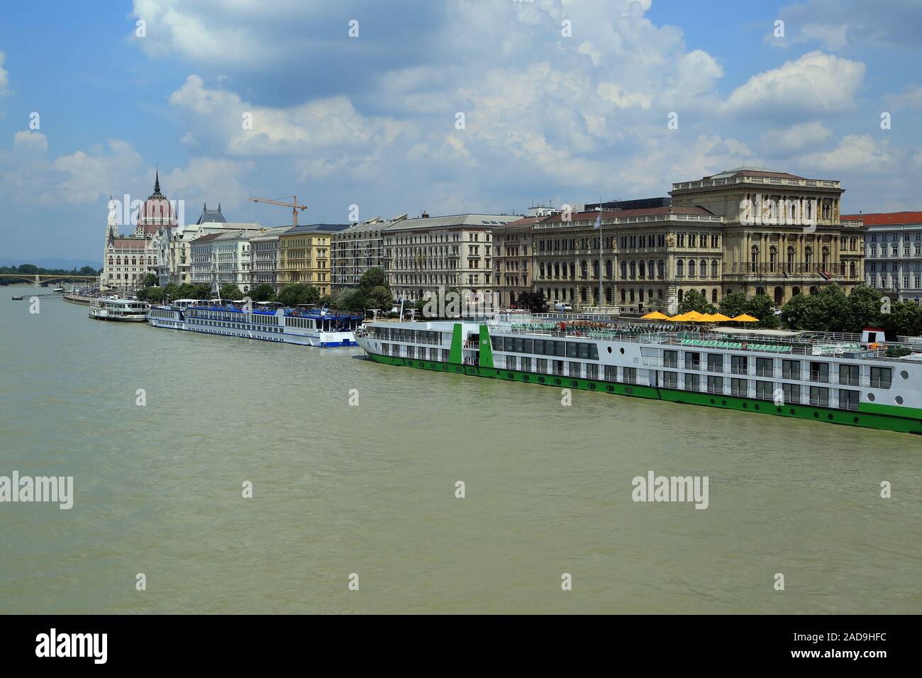 Ungheria, Budapest, la navigazione sul Danubio e il Parlamento Foto Stock