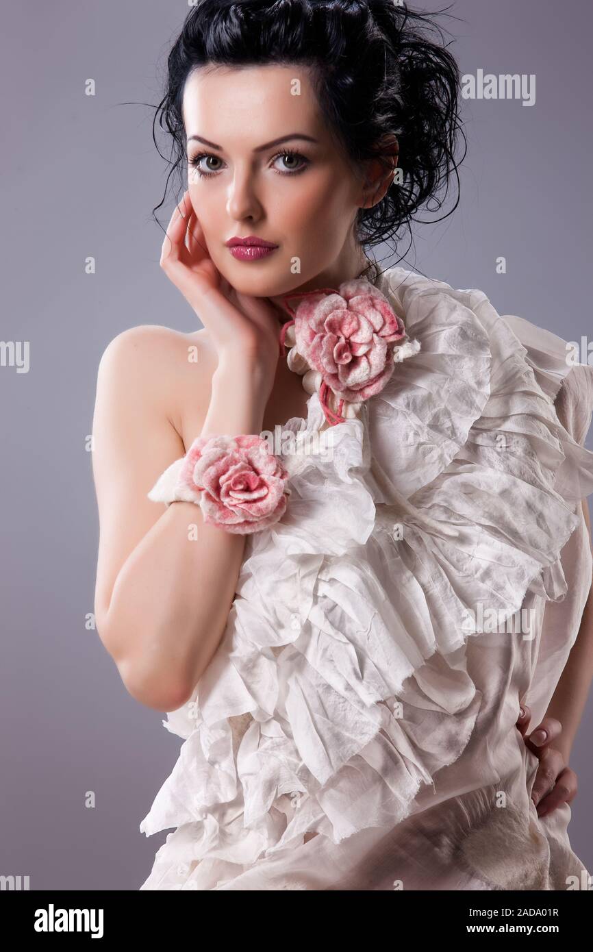 Giovane donna in abiti alla moda Foto Stock