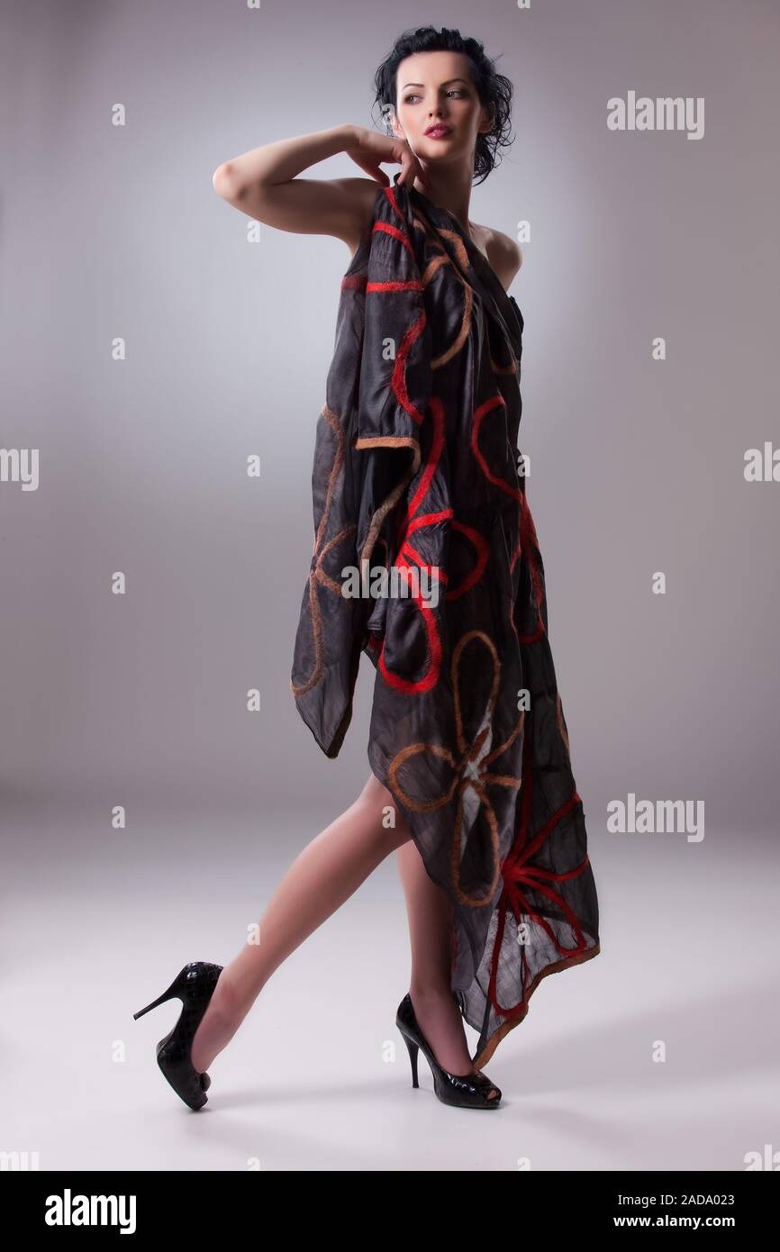 Giovane donna in abiti alla moda Foto Stock