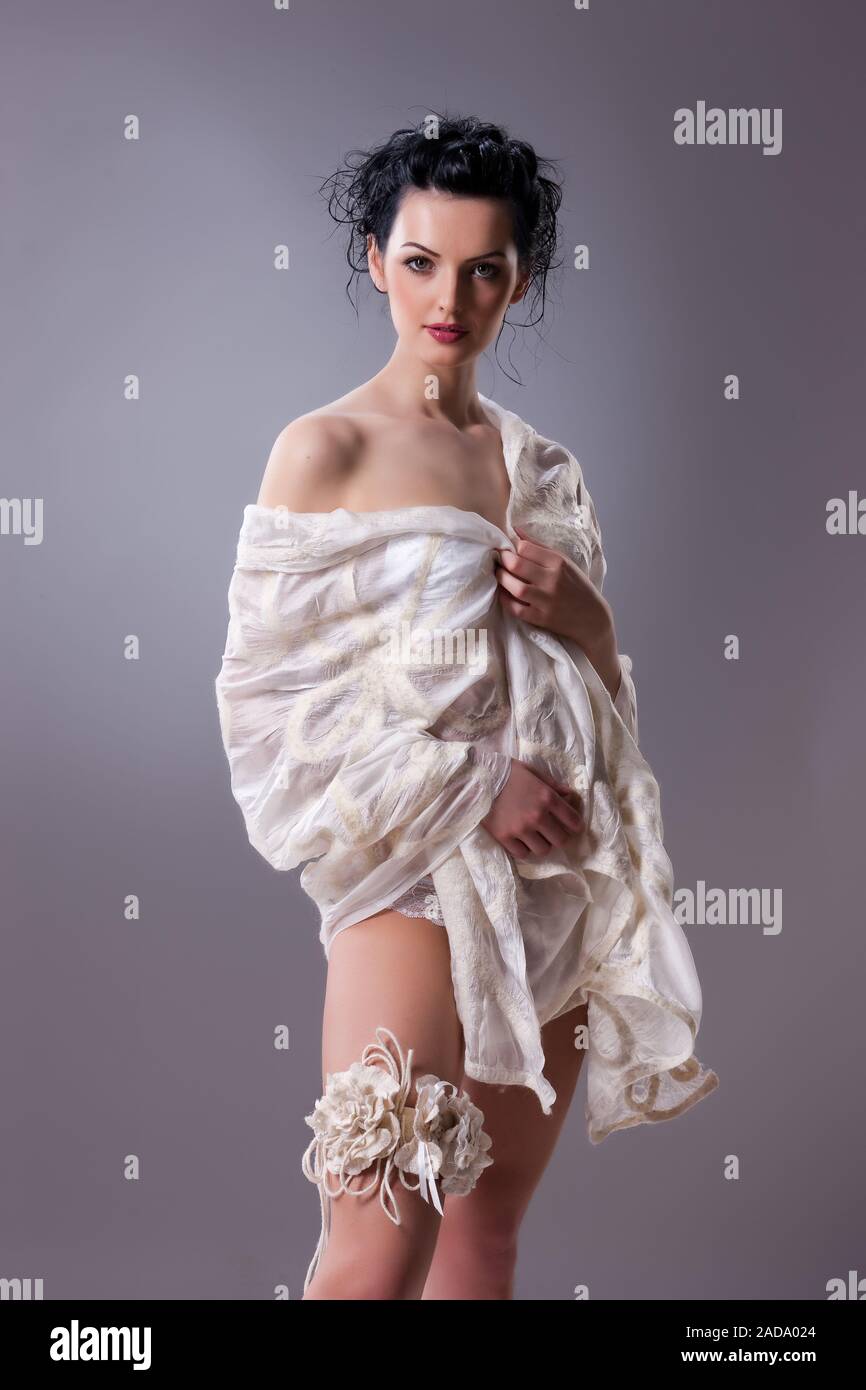 Giovane donna in abiti alla moda Foto Stock