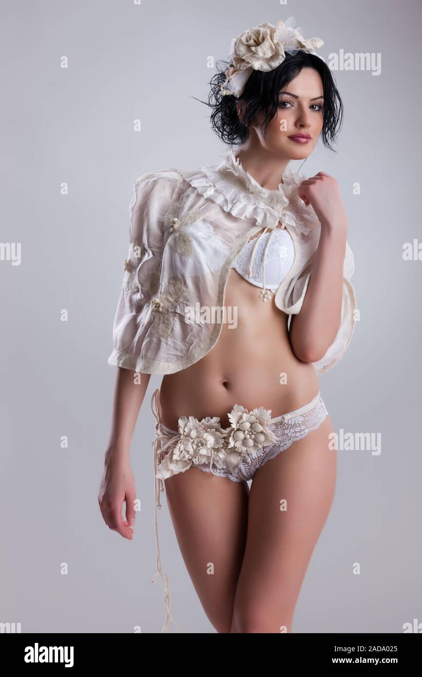 Giovane donna in abiti alla moda Foto Stock