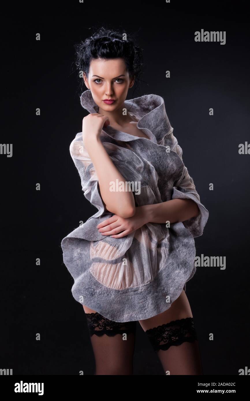 Giovane donna in abiti alla moda Foto Stock