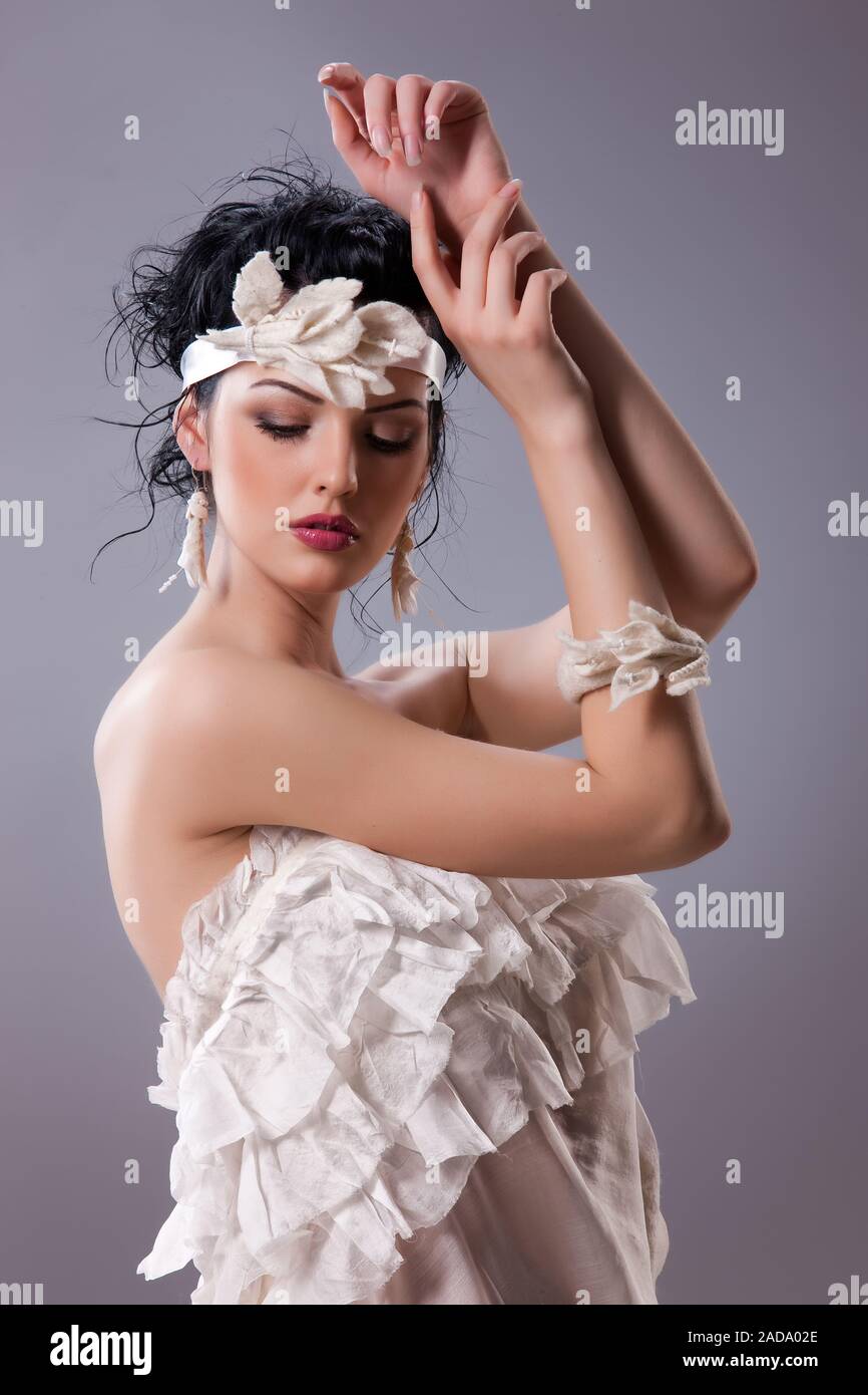 Giovane donna in abiti alla moda Foto Stock