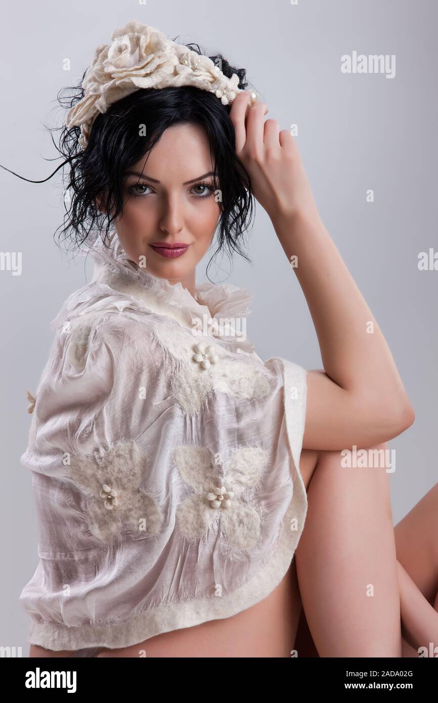 Giovane donna in abiti alla moda Foto Stock