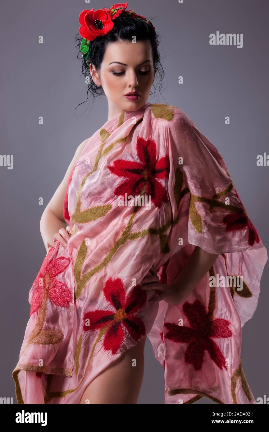 Giovane donna in abiti alla moda Foto Stock