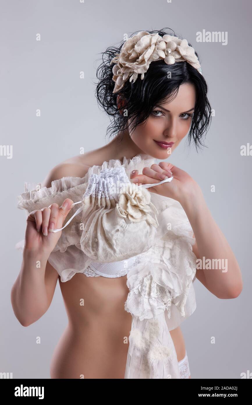 Giovane donna in abiti alla moda Foto Stock