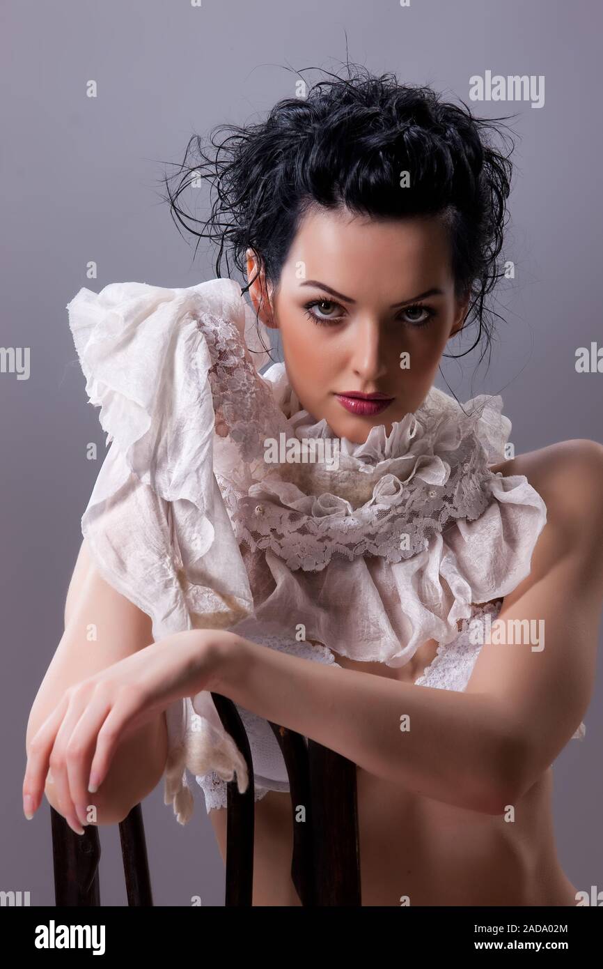 Giovane donna in abiti alla moda Foto Stock