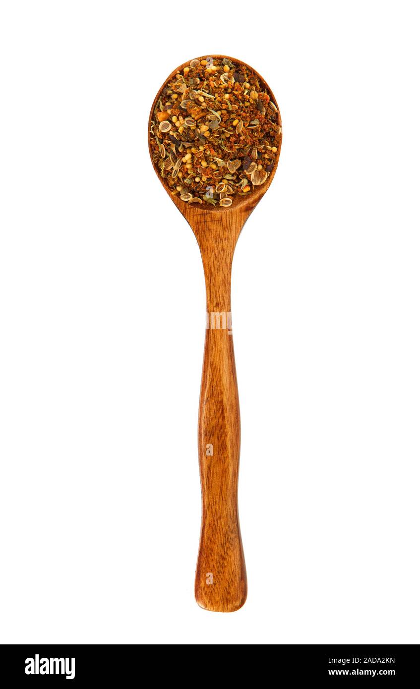 Miscela di stagionatura in un cucchiaio di legno su isolare. Spice in il cucchiaio. Condimento su isolare. Vista da sopra. Foto Stock