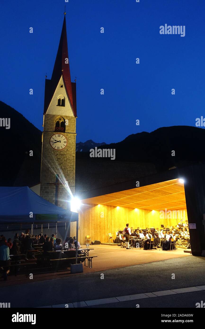 Concerto serale con musica tradizionale in Sankt Jakob, in Valle Aurina in Alto Adige Foto Stock