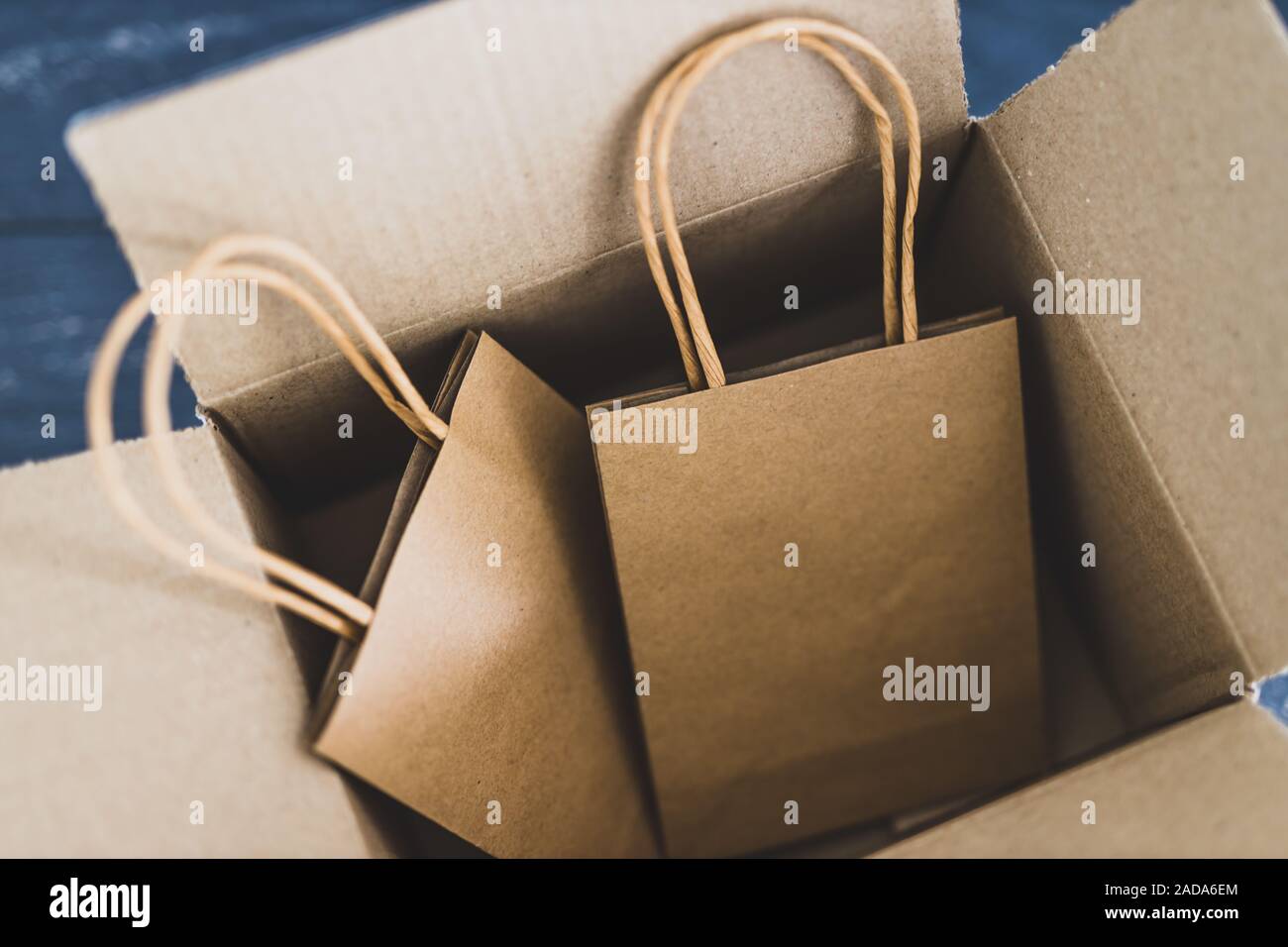 Ordini online conceptual still-life, borse per lo shopping all'interno di aprire il pacco di consegna Foto Stock