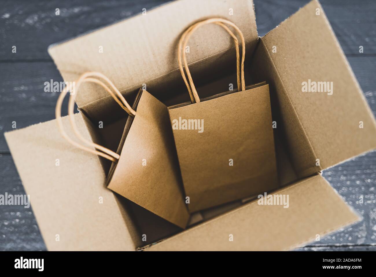 Ordini online conceptual still-life, borse per lo shopping all'interno di aprire il pacco di consegna Foto Stock