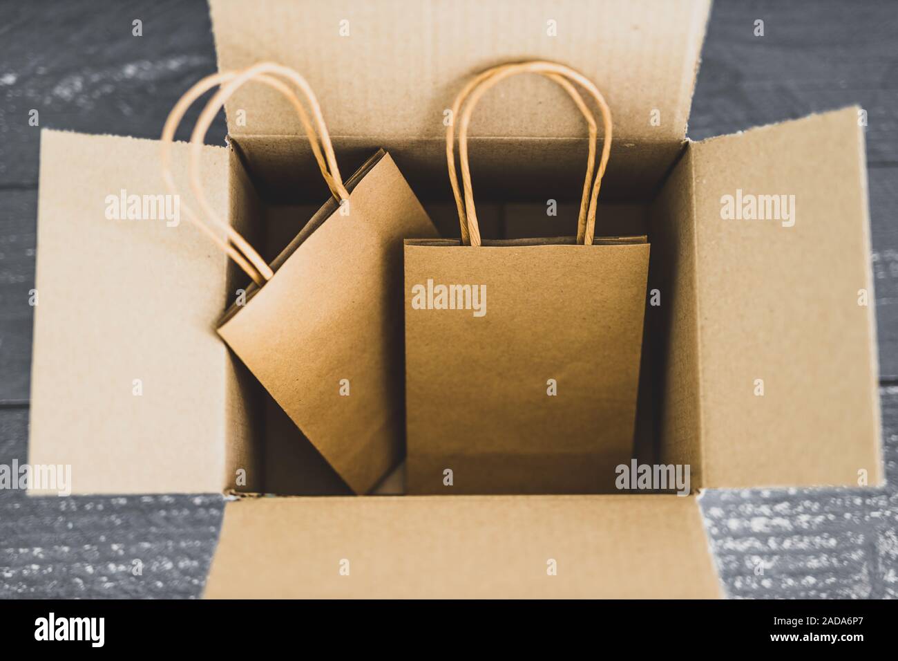 Ordini online conceptual still-life, borse per lo shopping all'interno di aprire il pacco di consegna Foto Stock