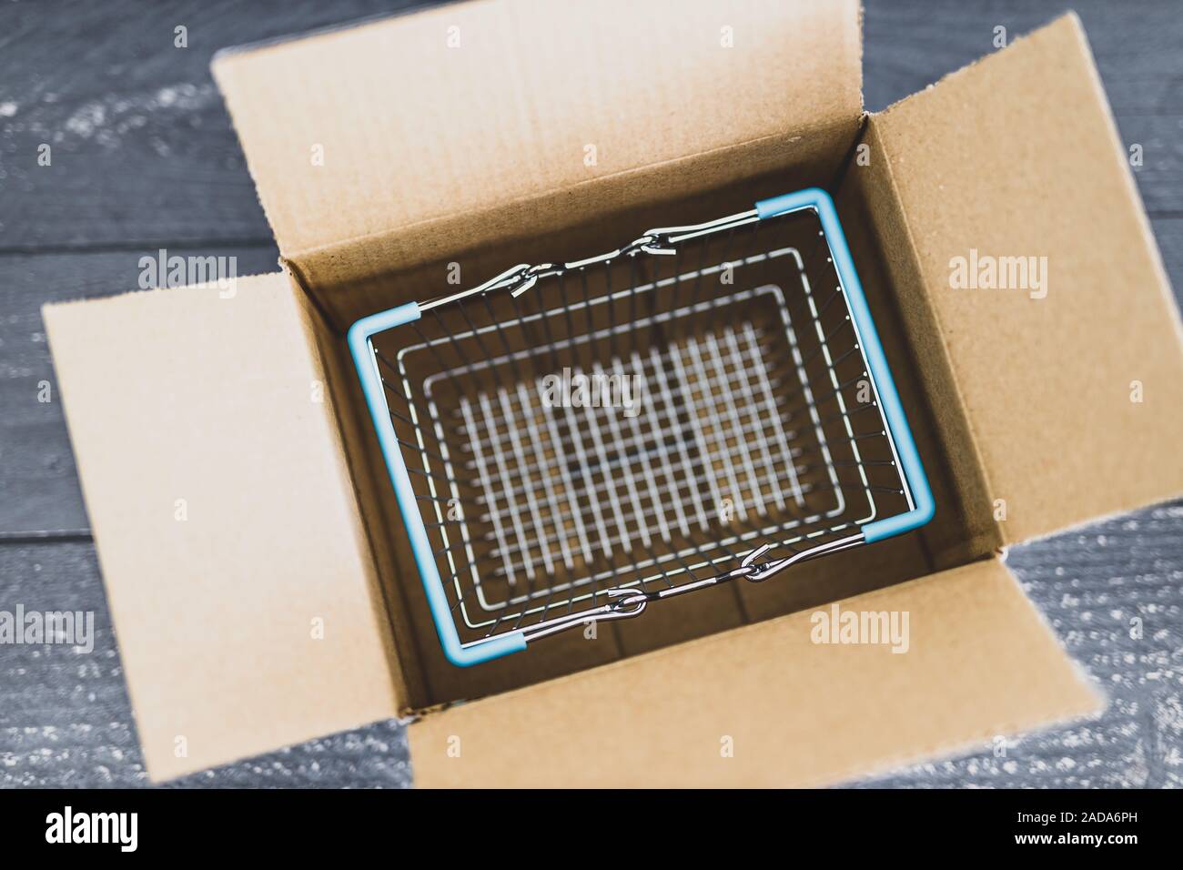 Ordini online conceptual still-life, Shopping basket all'interno di aprire il pacco di consegna Foto Stock