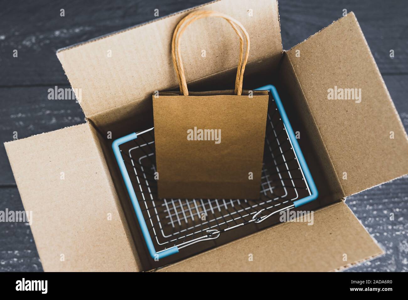 Ordini online conceptual still-life, carrello ed il sacco interno aperto il pacco di consegna Foto Stock