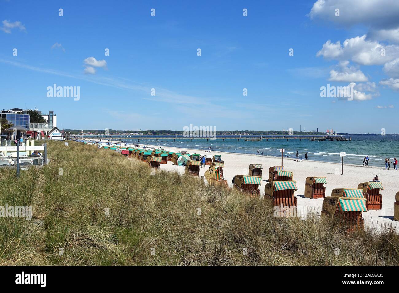 Scharbeutz spiaggia in estate con sedie da spiaggia in vimini, Mar Baltico, Germania Foto Stock