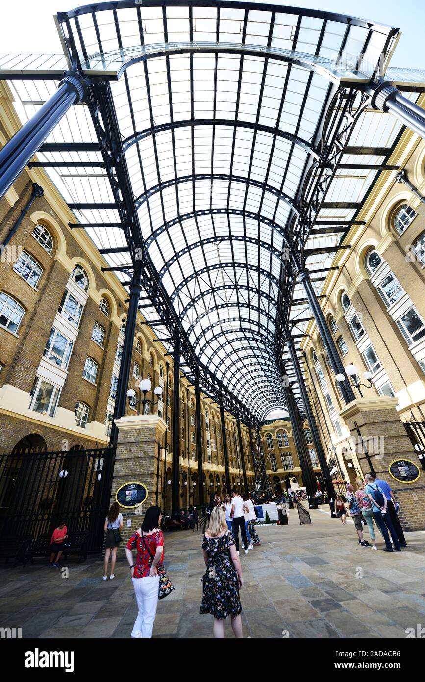 Il fieno la Galleria è un vecchio magazzino convertito in un moderno shopping e ufficio complesso vicino al fiume Tamigi a Londra, Inghilterra. Foto Stock