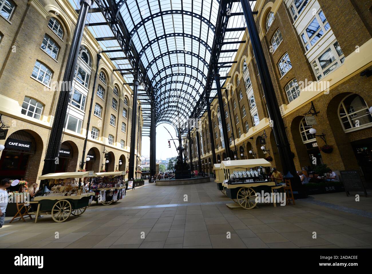 Il fieno la Galleria è un vecchio magazzino convertito in un moderno shopping e ufficio complesso vicino al fiume Tamigi a Londra, Inghilterra. Foto Stock