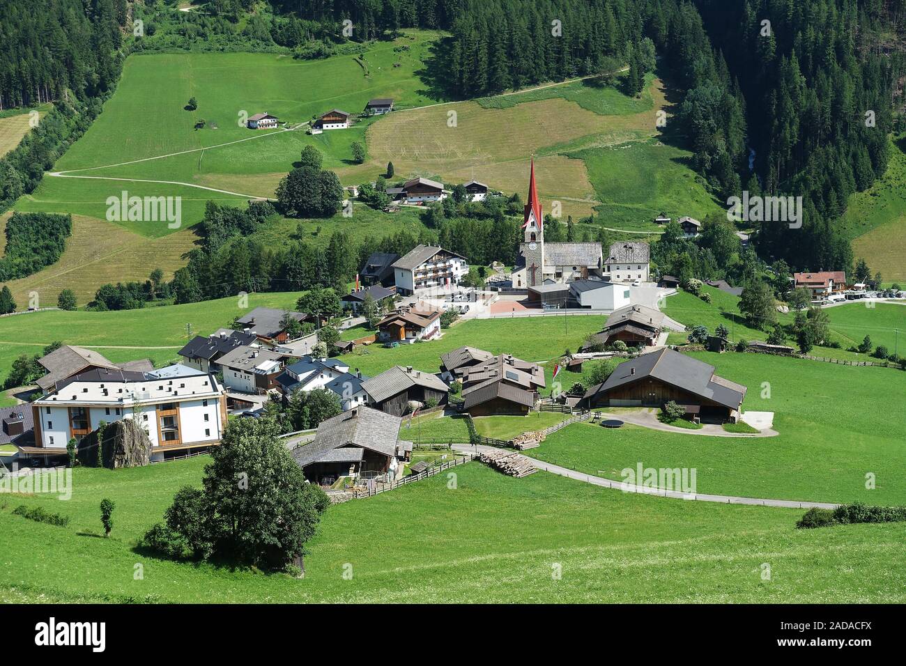 Il pittoresco villaggio di Sankt Jakob in Valle Aurina in Alto Adige, Italia Foto Stock