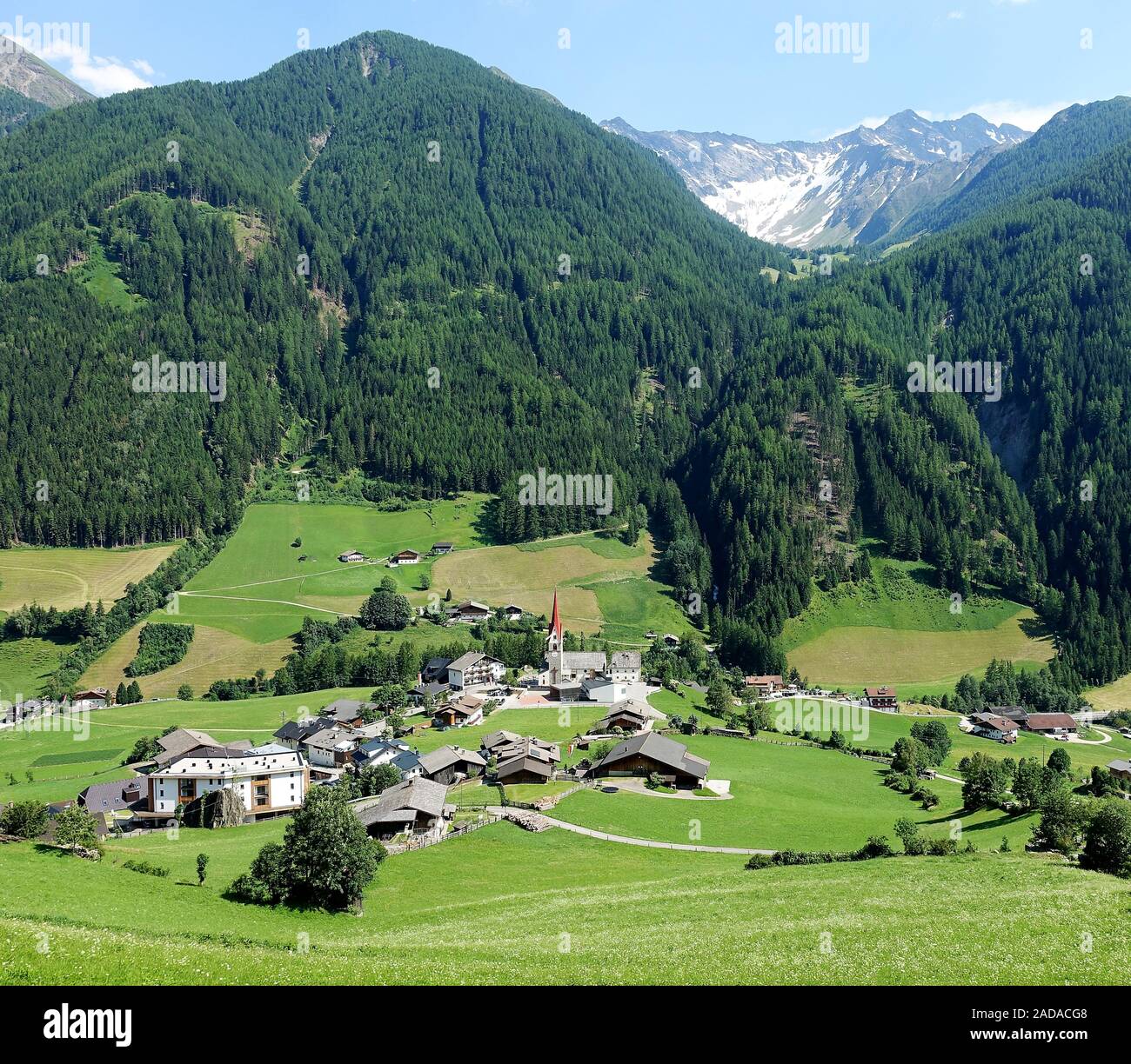 Il pittoresco villaggio di Sankt Jakob in Valle Aurina in Alto Adige, Italia Foto Stock