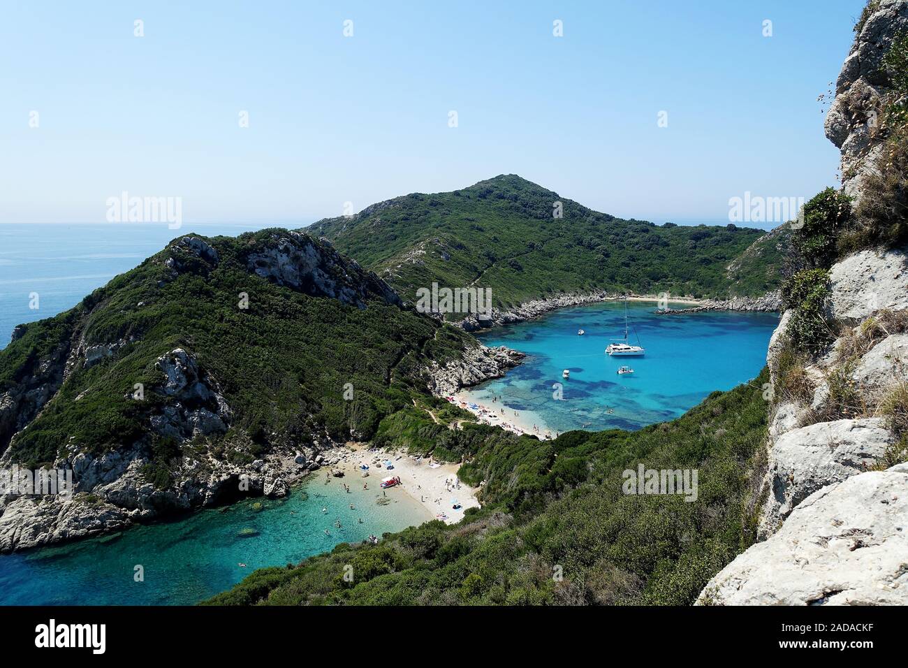 Timoni Bay di Afionas, una popolare destinazione turistica, Corfù, Grecia Foto Stock
