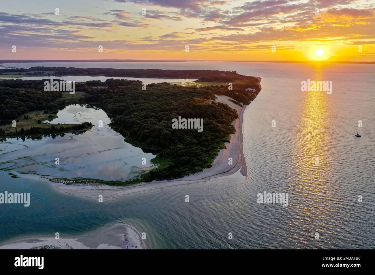 Tramonto lungo la spiaggia al punto Towd in Southampton, Long Island, New York. Foto Stock