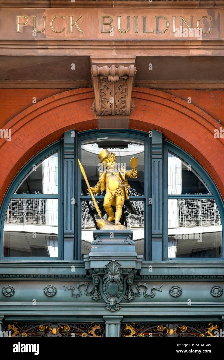 New York City - Agosto 17, 2019: Puck storico edificio con statua dorata di Shakespeare Puck di carattere. Foto Stock