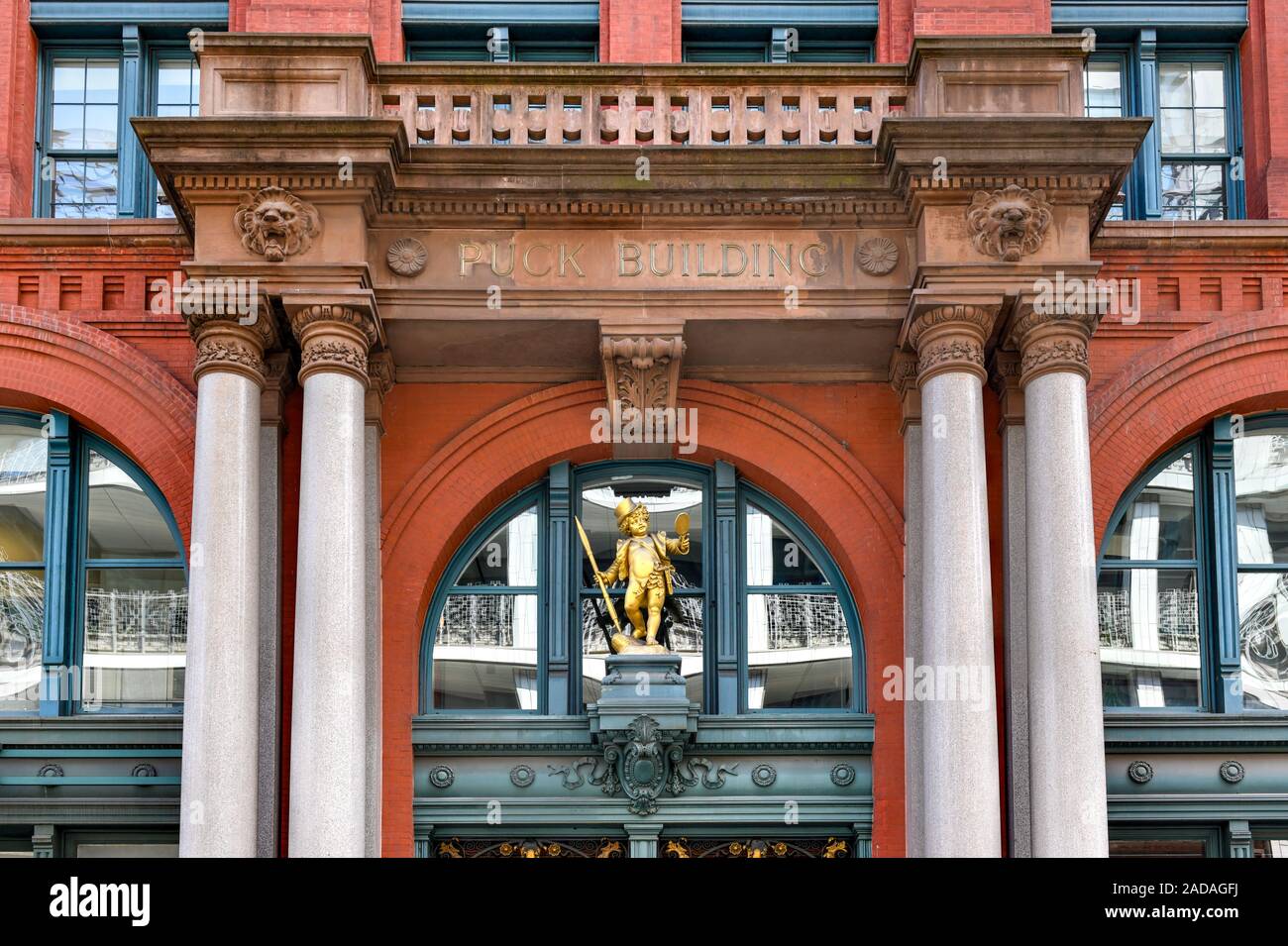 New York City - Agosto 17, 2019: Puck storico edificio con statua dorata di Shakespeare Puck di carattere. Foto Stock