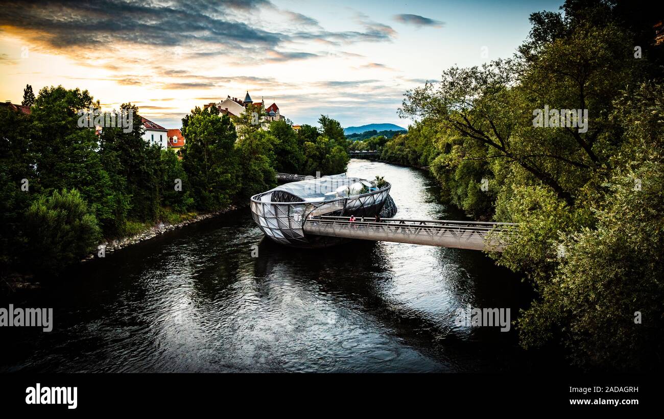 Vista sul fiume Mur, Murinsel dal ponte. Foto Stock