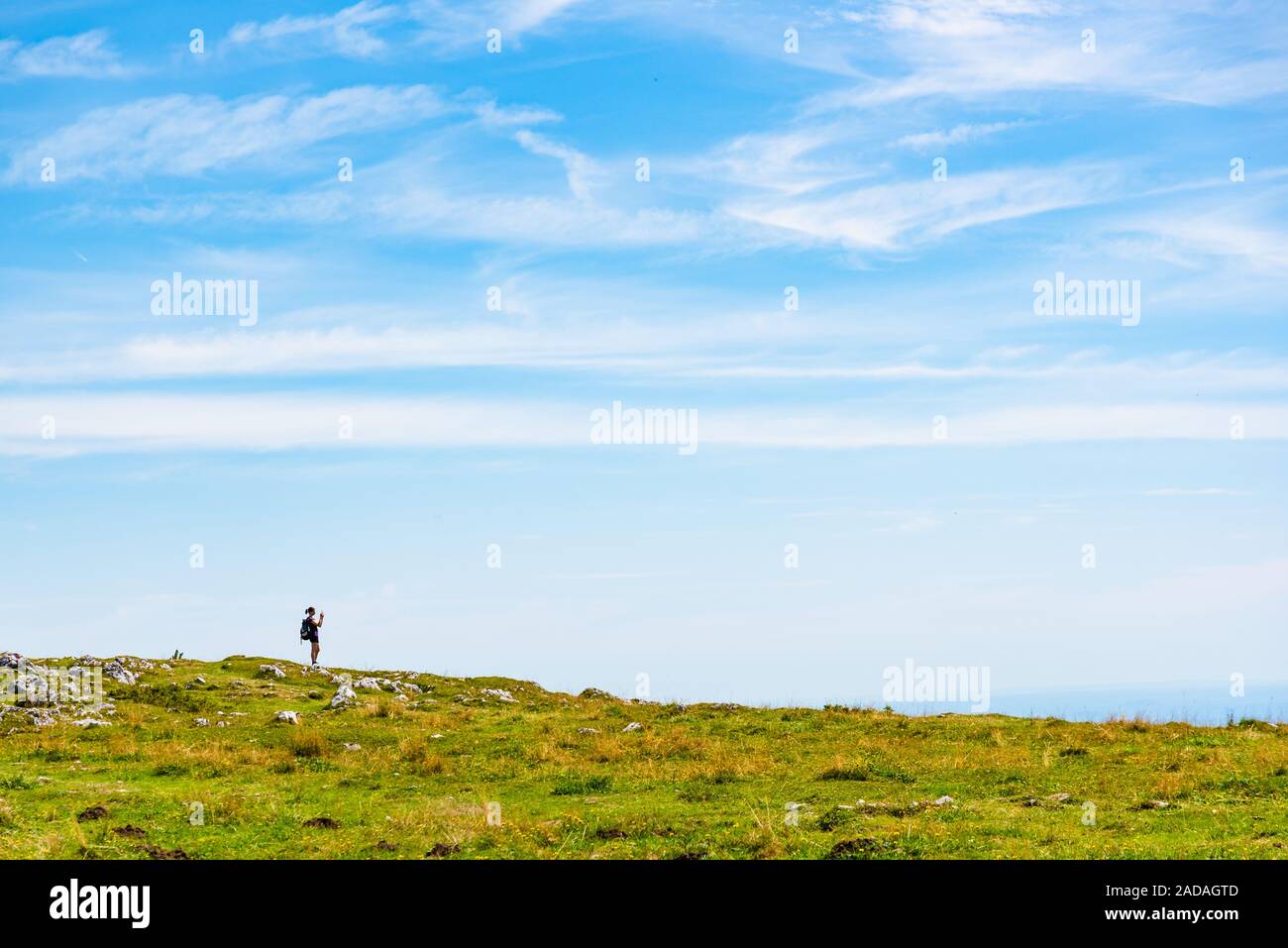Donna con cellulare e zaino rendendo le foto della vista a schockl montagna in Graz Foto Stock