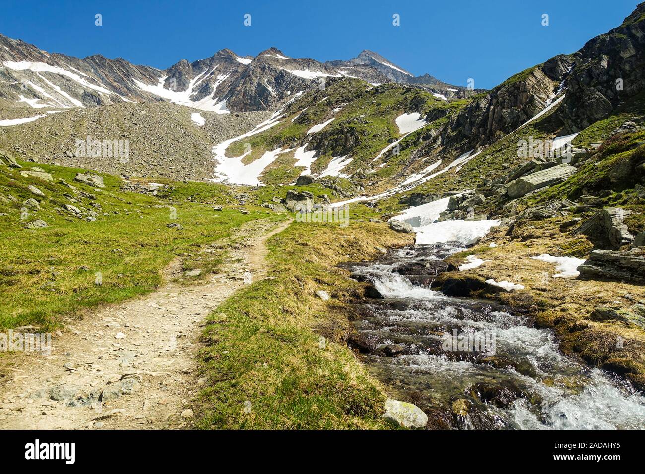 Sentiero escursionistico verso Lenkjöchlhütte con vista del Rötspitze, in Valle Aurina in Alto Adige Foto Stock