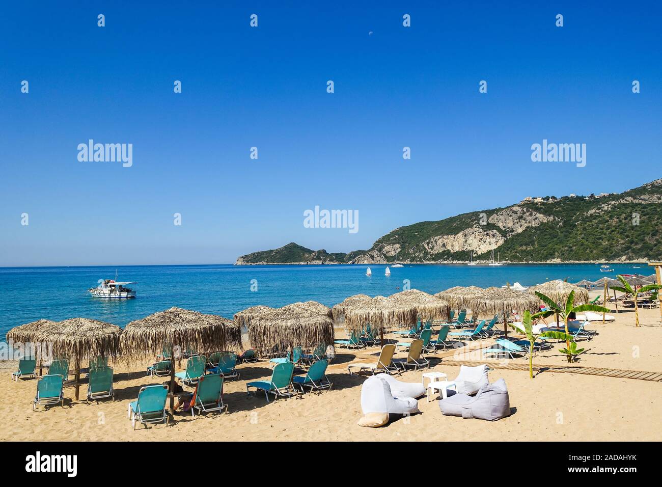 La baia di Agions Geoergios Pagi, una popolare destinazione turistica, Corfù, Grecia Foto Stock