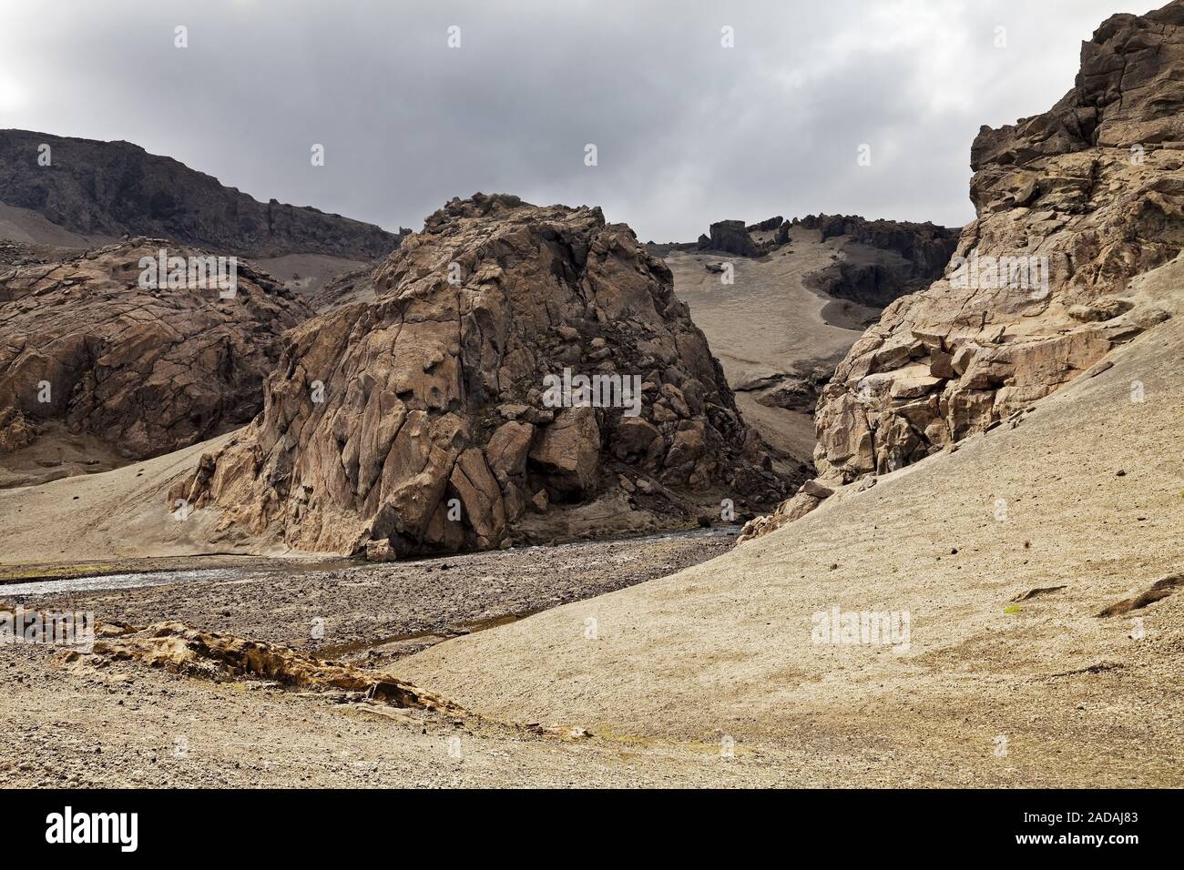 Stranamente sagomate paesaggio con rocce laviche e pomice nella valle del drago, Drekagil, Islanda Foto Stock