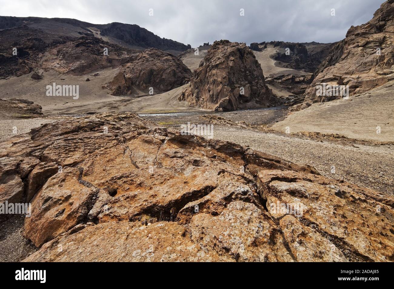 Stranamente sagomate paesaggio con rocce laviche e pomice nella valle del drago, Drekagil, Islanda Foto Stock
