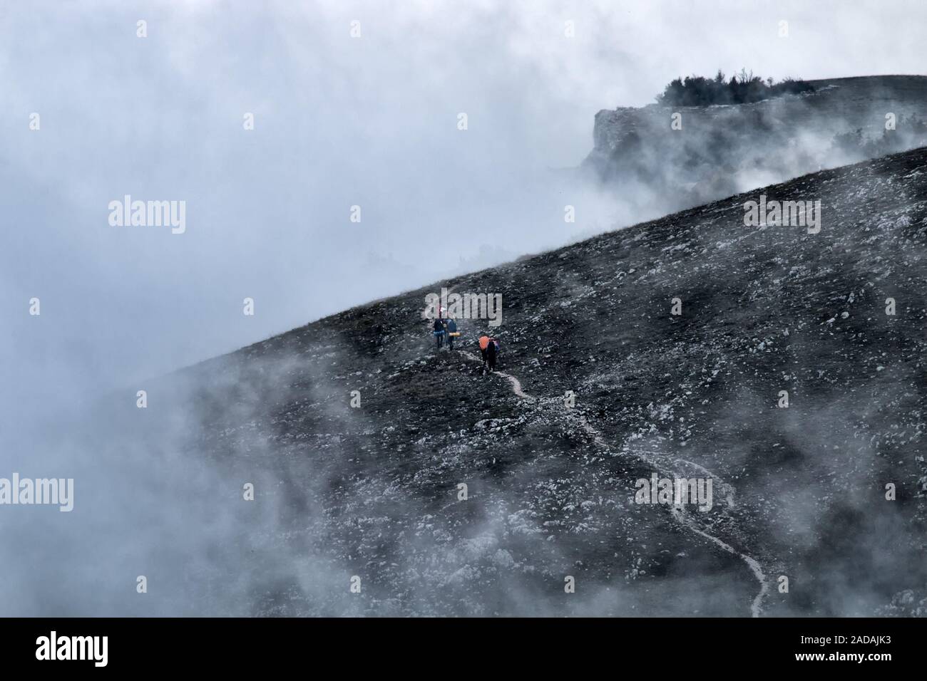 Gruppo di turisti di montagna sorge per il pass Foto Stock