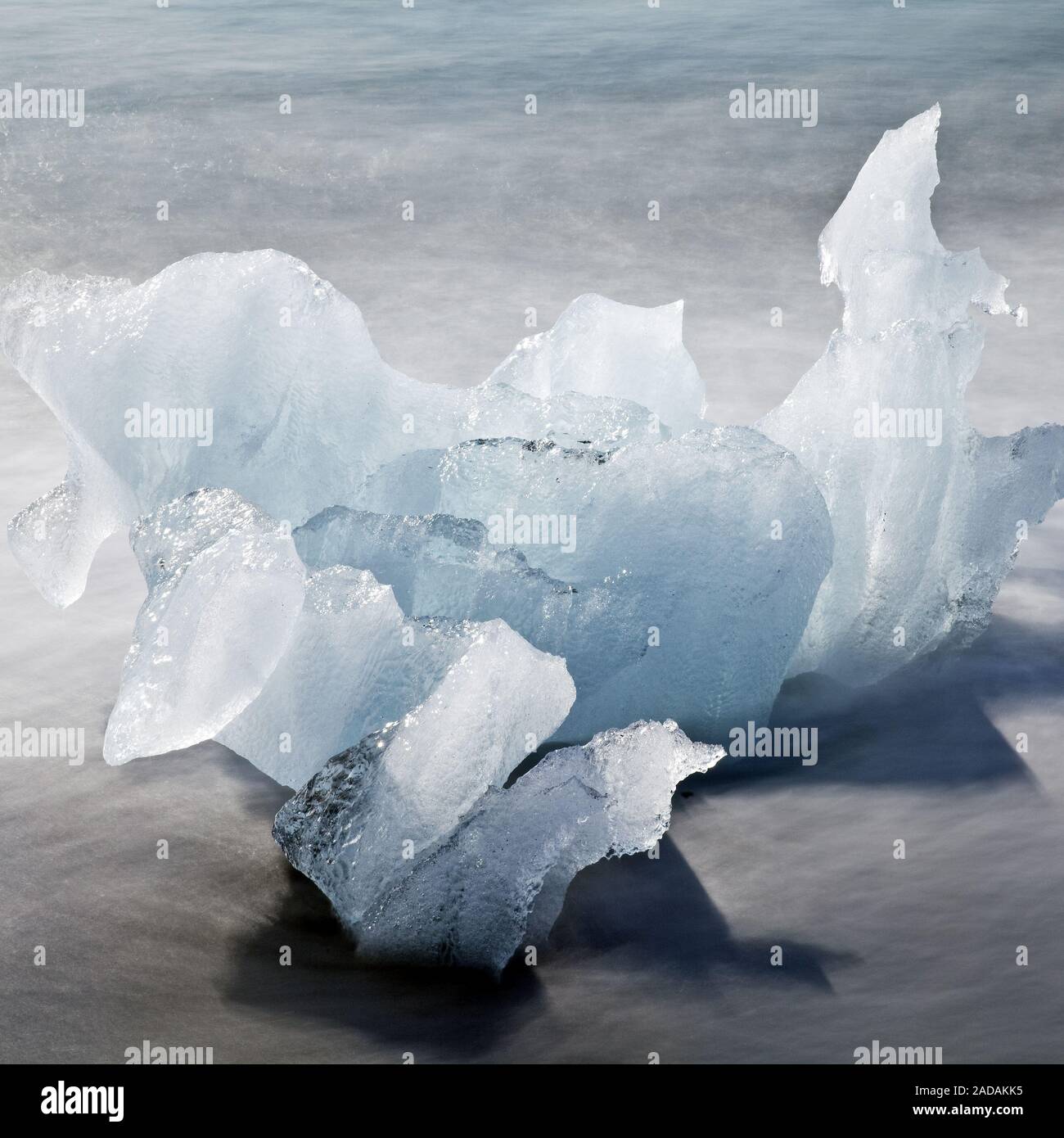 Il ghiaccio del ghiacciaio in mare surf, Breidamerkursandur, vicino il Joeklusárlón, Islanda, Europa Foto Stock