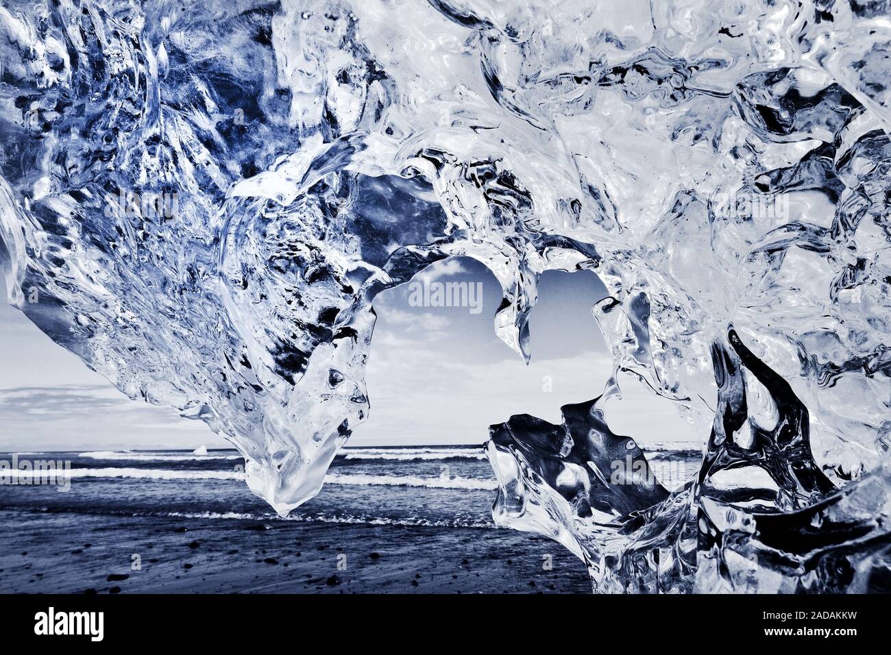 Vista attraverso il ghiaccio del ghiacciaio sul mare , Spiaggia di Diamante, Breidamerkursandur, Islanda, Europa Foto Stock
