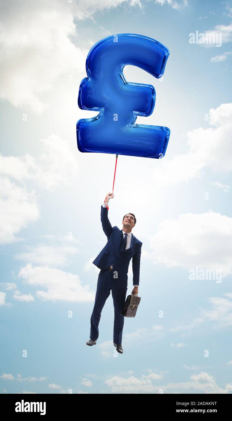 Imprenditore in volo sulla British pound sign palloncino gonfiabile Foto Stock